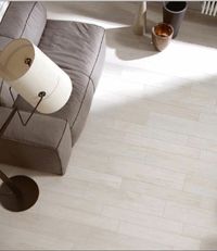 Carrelage imitation parquet au salon : tous les conseils chez Mouton Carrelages (Gard)